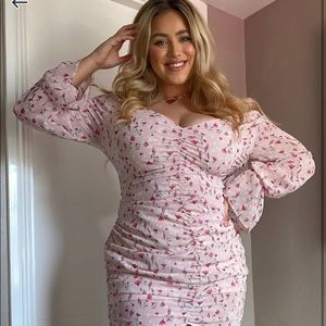 Lasula Plus Floral ruched mini dress in Pink 🌸